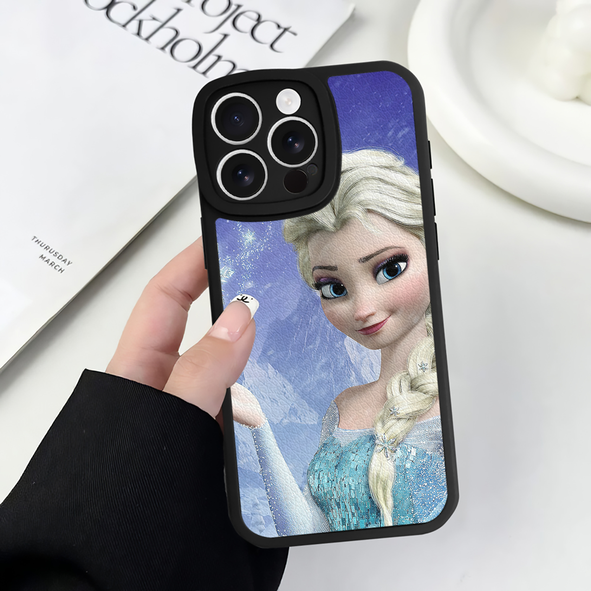 （画像用） アナと雪の女王 アンナ エルサ Frozen Anna Elsa 【iPhone 16シリーズ対応】シリコンスマホケース（レザー調） 材質：シリコン